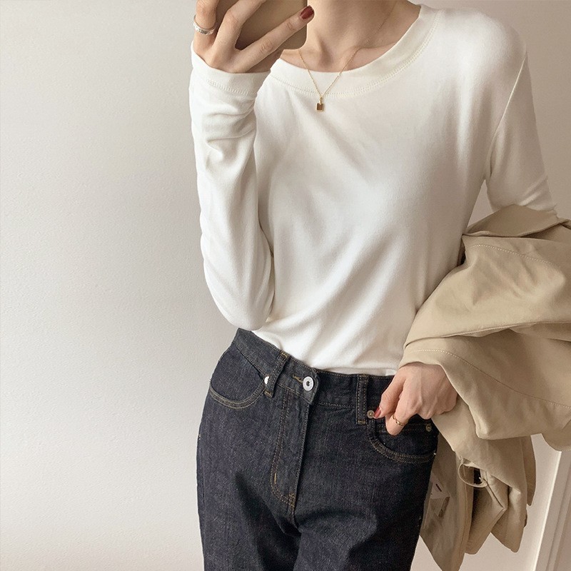 A white German fleece base layer for women, paired with a round-neck, versatile, fitted long-sleeved T-shirt for autumn and winter, and a stylish fleece top details Picture
