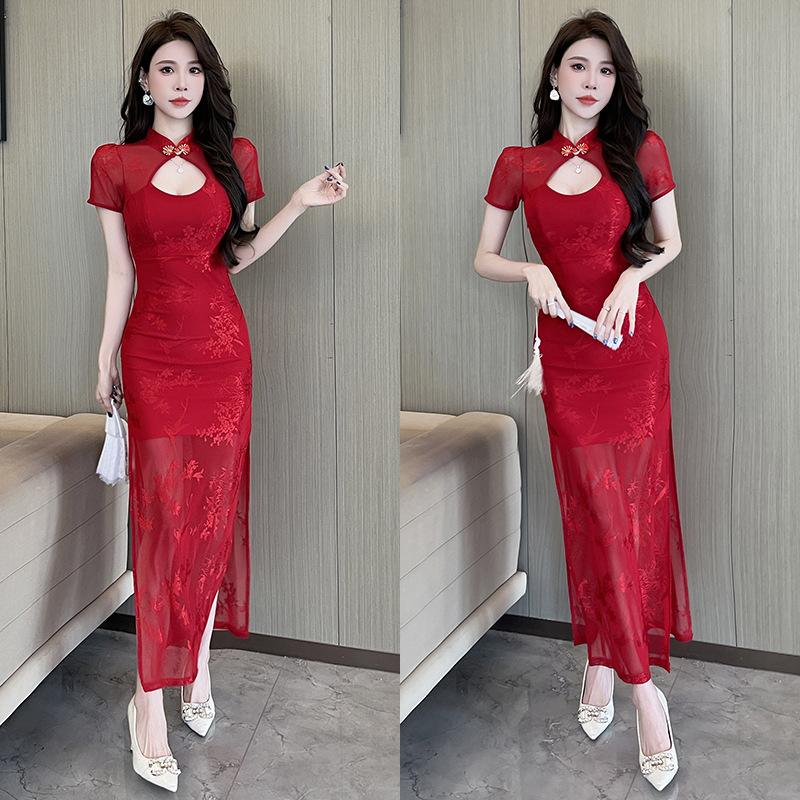 This is a retro, sexy, slimming, waist-cinching, slit and hip-hugging dress with a modified national trend cheongsam