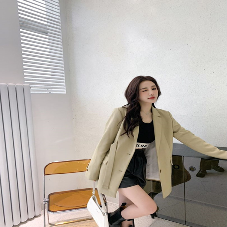 The 2022 early spring new style of the small suit jacket for women. It exudes a sophisticated and trendy vibe, with a casual and loose style