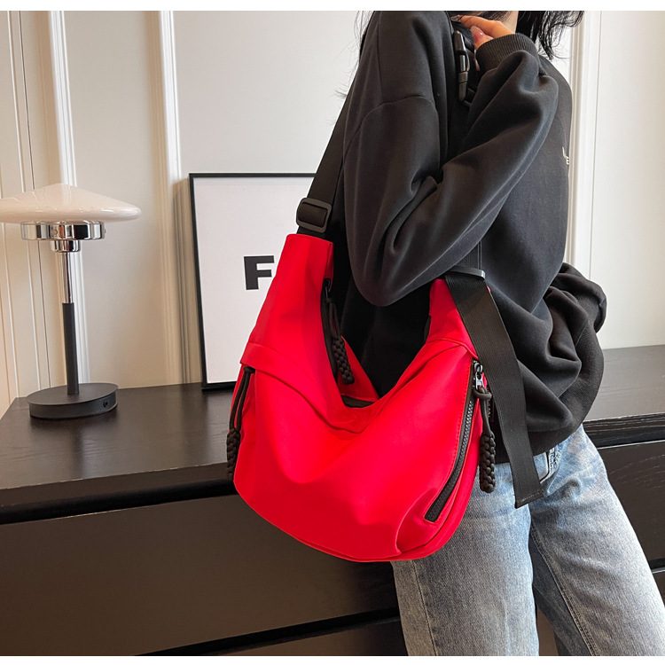 潮春新款大容量简约托特包女包单肩斜挎包时尚休闲箱包皮具男士包袋详情14