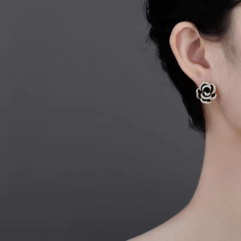 S925 Needle Douyin Fast Hand Live Burst Fashion Earrings Earrings Manufacturers Direct Sales Application Scenario