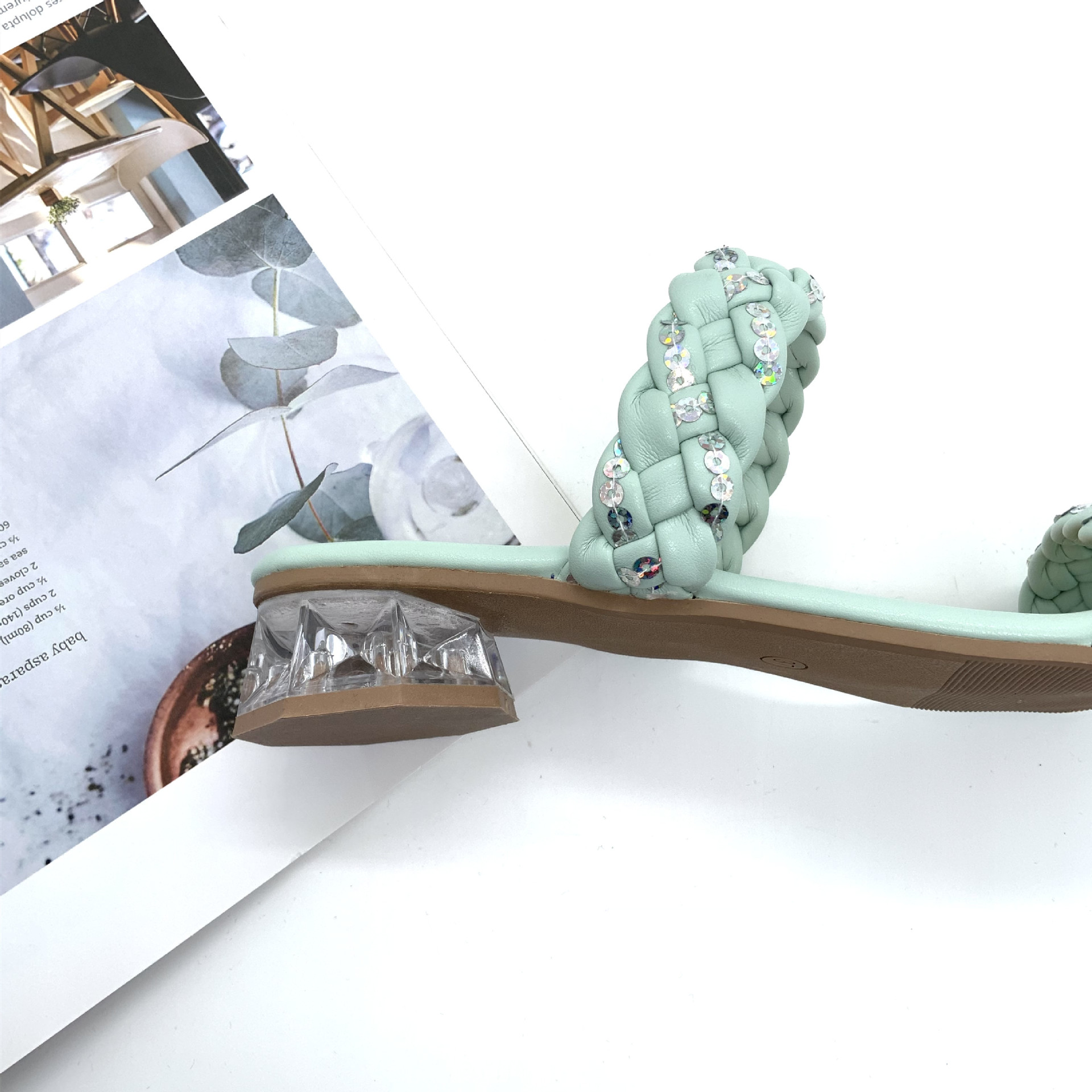 2022 Summer New Sandals Coarse Low Heel Slippers Guangzhou Women's Shoes Craft Shoes Woven Glitter Women's Slippers Application Scenario