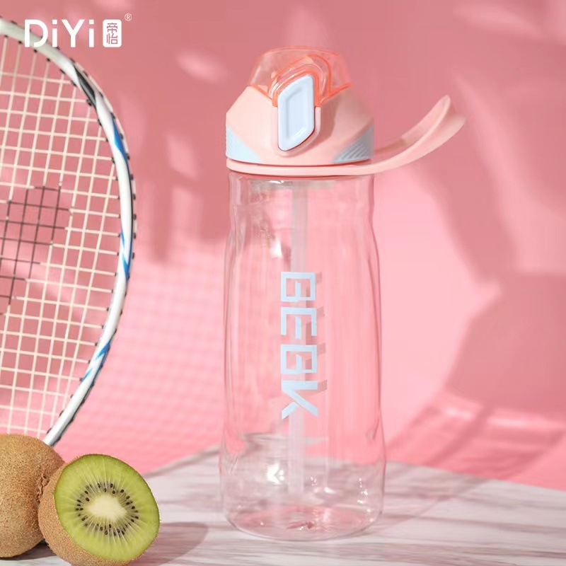 Diyi's best-selling creative and fashionable water cup 750ML pc material modern letter casual sports straw cup details Picture