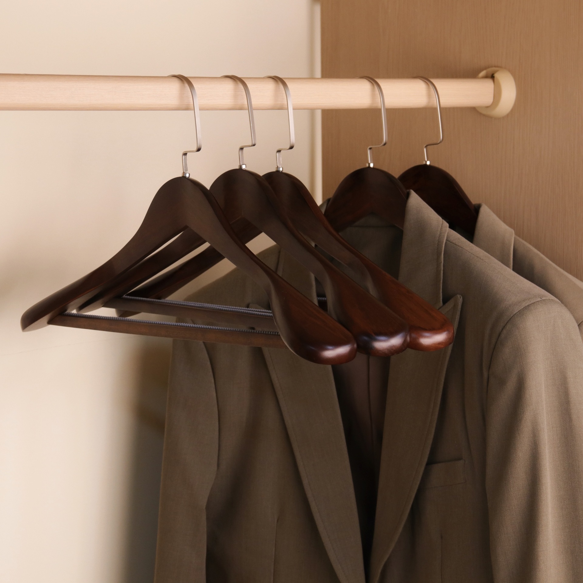 Solid wood wood wide shoulder hangers hotel clothing store special non-slip no trace no bulge coat hanging suit pants clothes brace Application Scenario