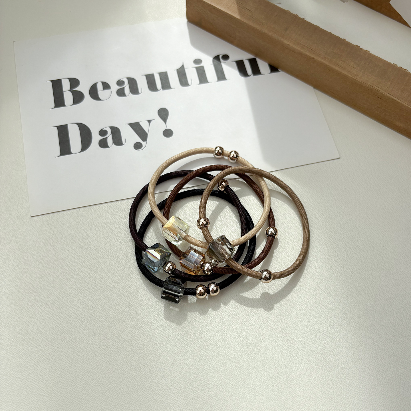 The crystal-like hair tie, rubber band, hair band, women's hair tie, headwear and leather case exude a sense of sophistication, are stylish and trendy, making you look like a mature person Application Scenario