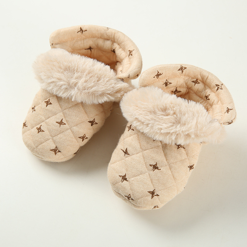 For autumn and winter, wear baby shoes on both sides. Add thick cotton shoe covers. Warm socks and shoes for newborns. Soft-soled shoes for babies won't fall off before walking details Picture