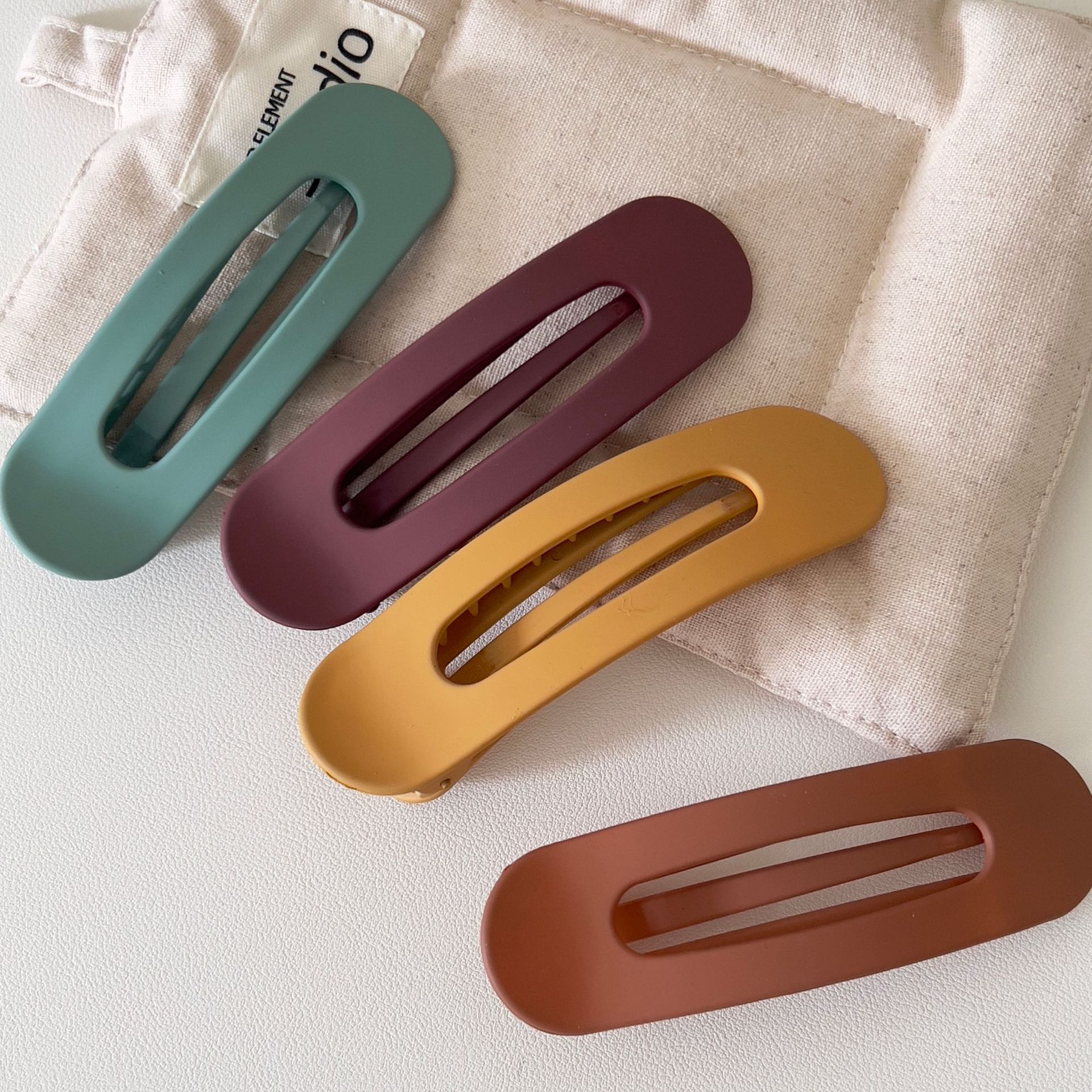 The back of the head features a super large facial hair clip, a simple and cute hairpin, a top clip, and a side duckbill clip as a headwear pic 5