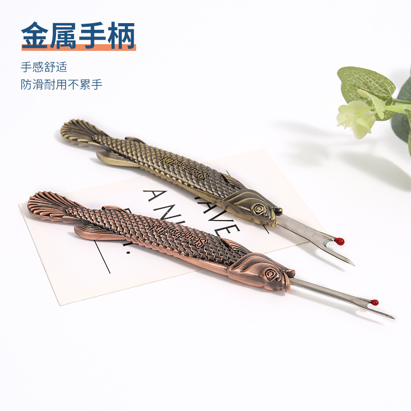 Vintage warp-mouth fish shape thread remover with cross stitch pick thread remover with European exquisite sewing thread remover Specification drawing