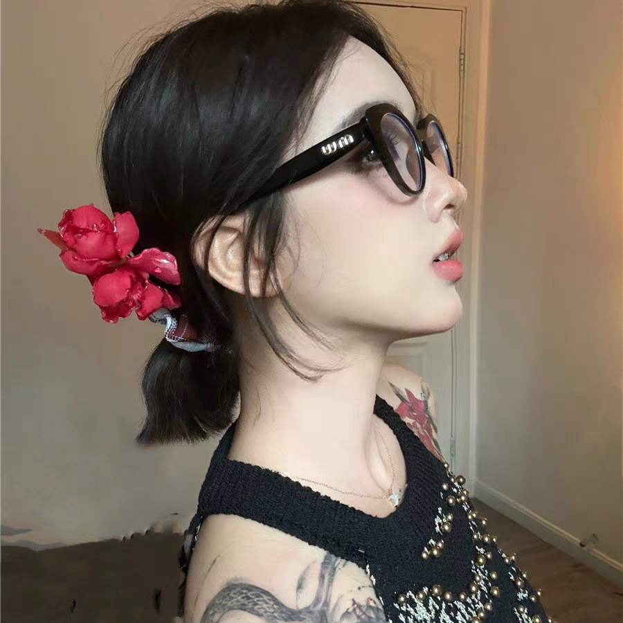 Cross-border retro cat-eye sunglasses, miu's same style of fashionable sunglasses, versatile anti-blue light glasses for women's natural looks Application Scenario
