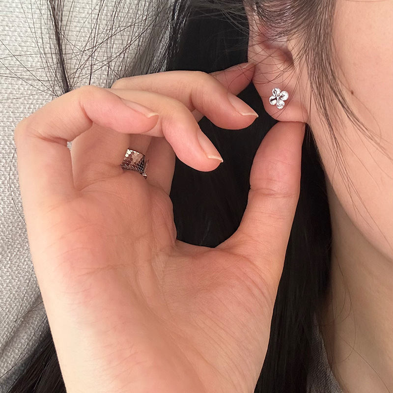 925 sterling silver four-leaf clover Zircon stud earrings for women, simple and niche design, fashionable and individual basic earrings 8937A details Picture