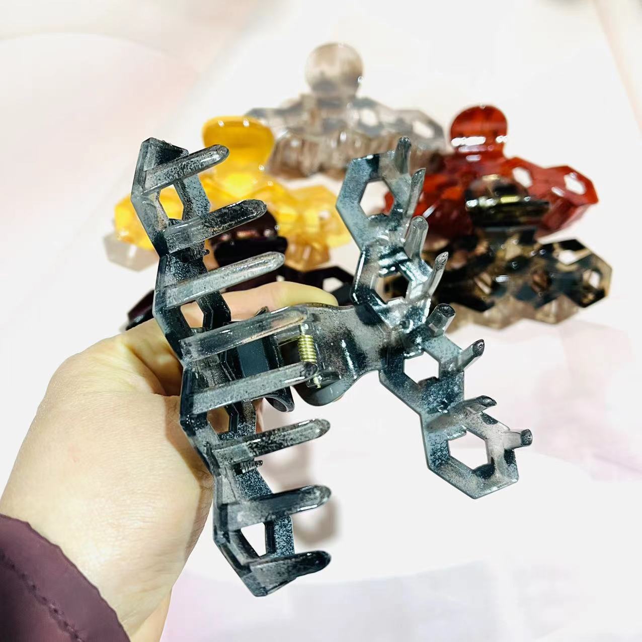 Color grab clip women's headwear square hole cover net grab clip 8 grab clip women's disc hairpin 2 yuan supply Application Scenario