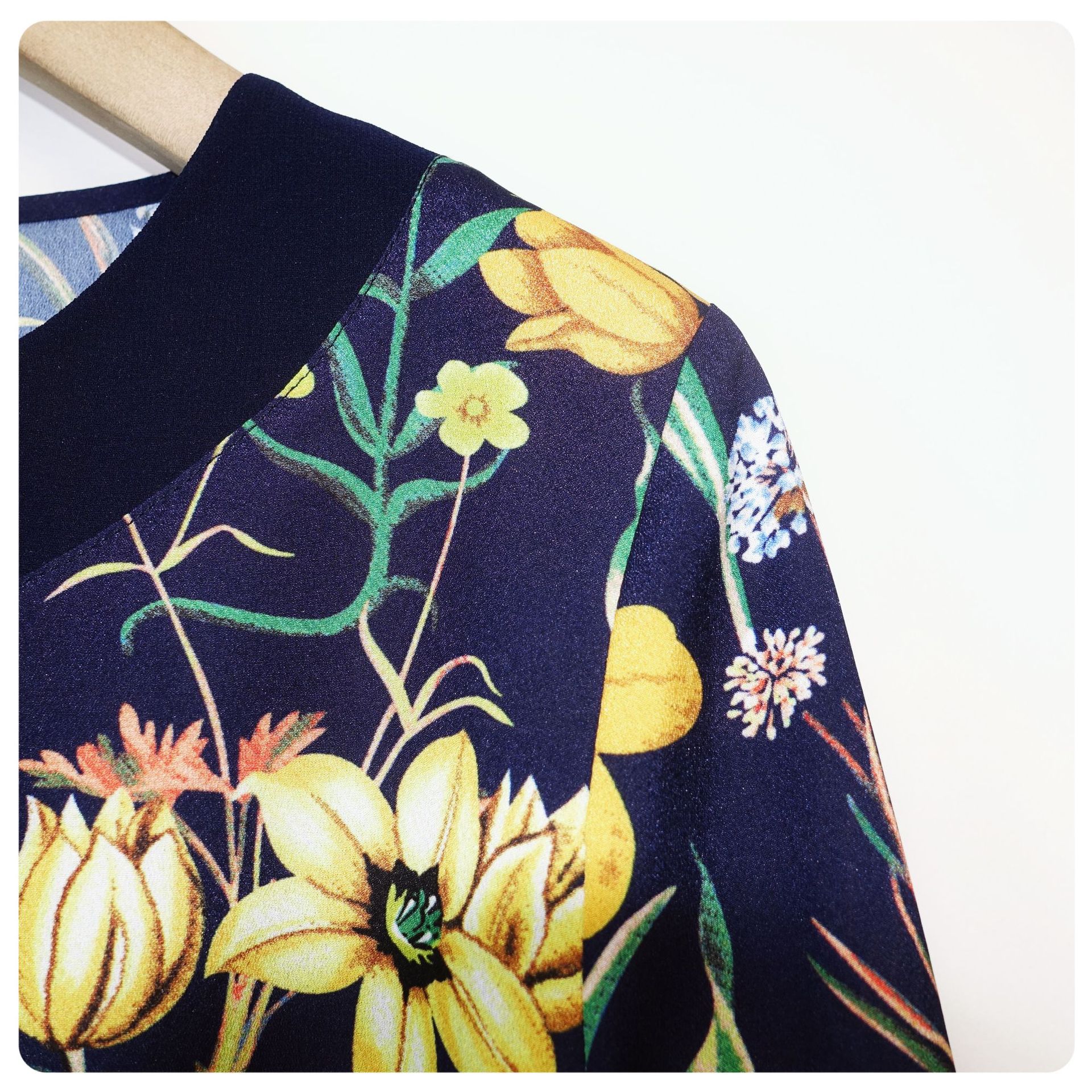 Fashionable mom's casual short-sleeved summer style mini shirt, loose, concealing and slimming printed top Application Scenario