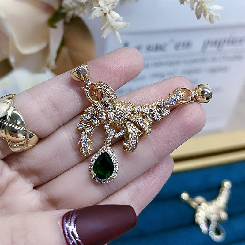 A new diy accessory featuring a unique design of leaf-inlaid emerald pendant, bracelet, necklace, link buckle and universal buckle