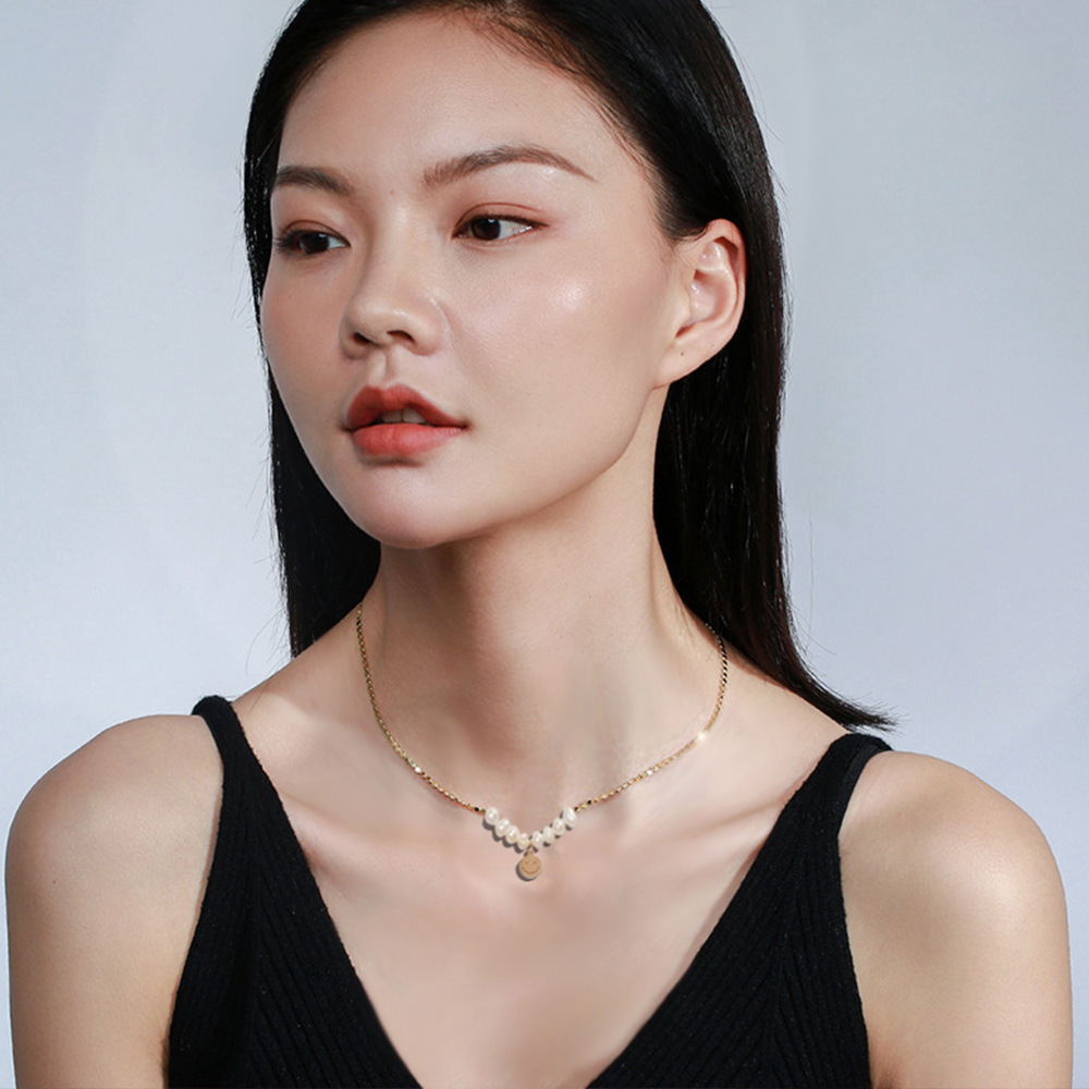 French Sweet Temperament Pearl Necklace Female Niche Design Smiley Face Pendant Choker 2024 New Collarbone Chain Application Scenario