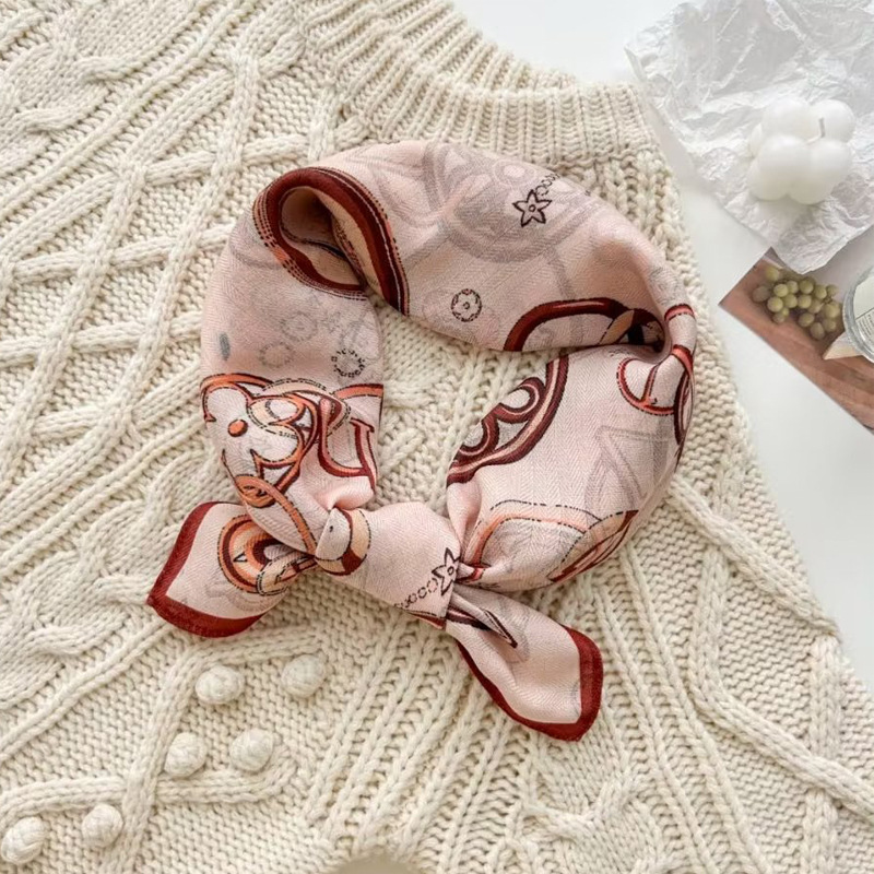 Women's Spring And Autumn Fashion Printed Velvet Cross Border Straight Casual Silk Scarf 70Cm Retro Square Application Scenario