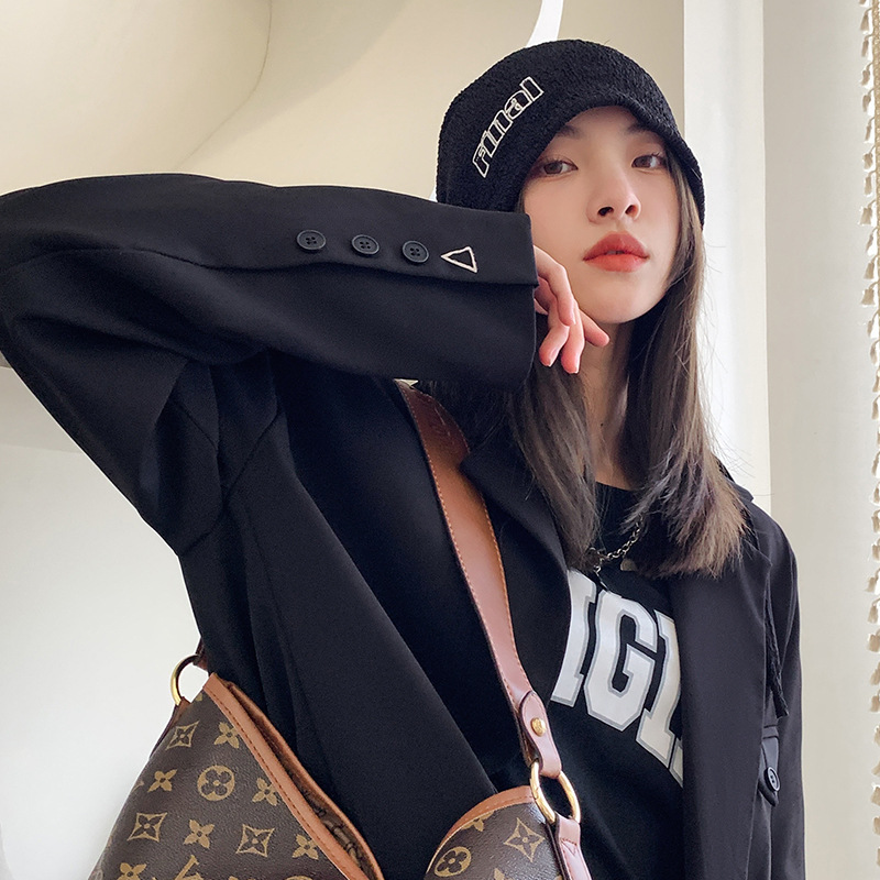 Japanese-style drawstring black pile hat, versatile for men and women in all seasons, cold hat, postpartum hat to show off face, small bun hat trend Application Scenario