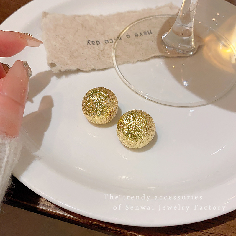 Retro Hong Kong-style golden texture ball earrings, simple and niche, versatile bestseller stud earrings, high-end and elegant earrings for women Application Scenario