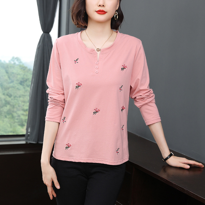 2023 New style large-sized women's clothing with loose belly covering embroidered top for middle-aged and elderly people Application Scenario