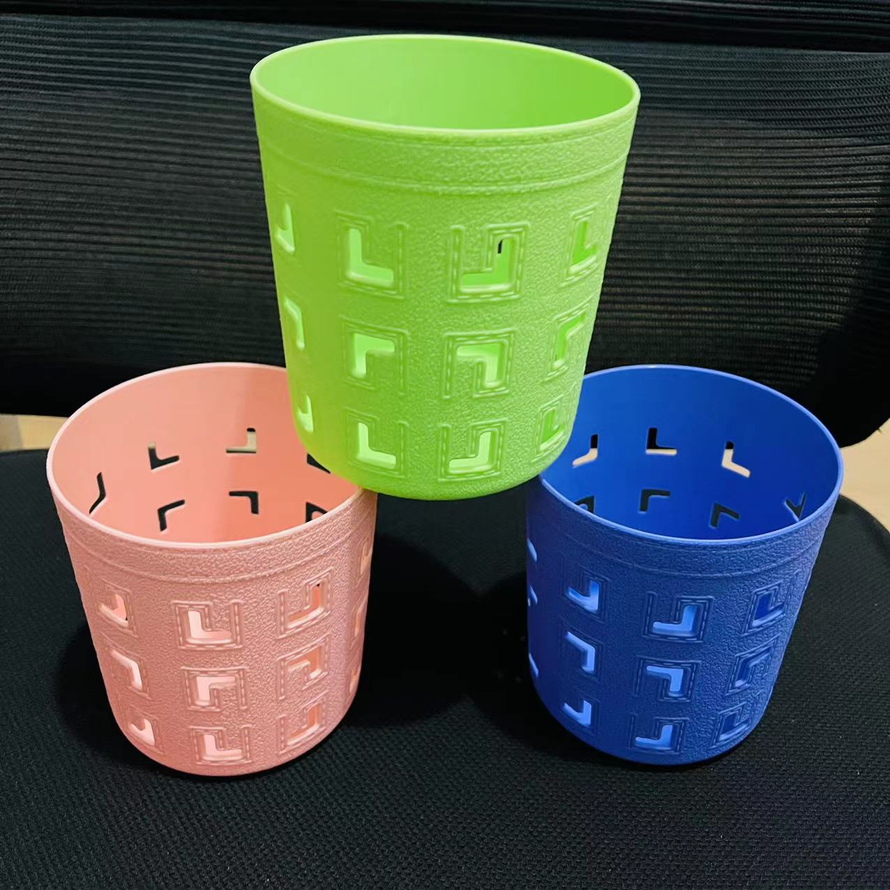 6819 Simple small pen holder cylinder desktop hollow trash can office pen holder living room remote control cylinder Application Scenario