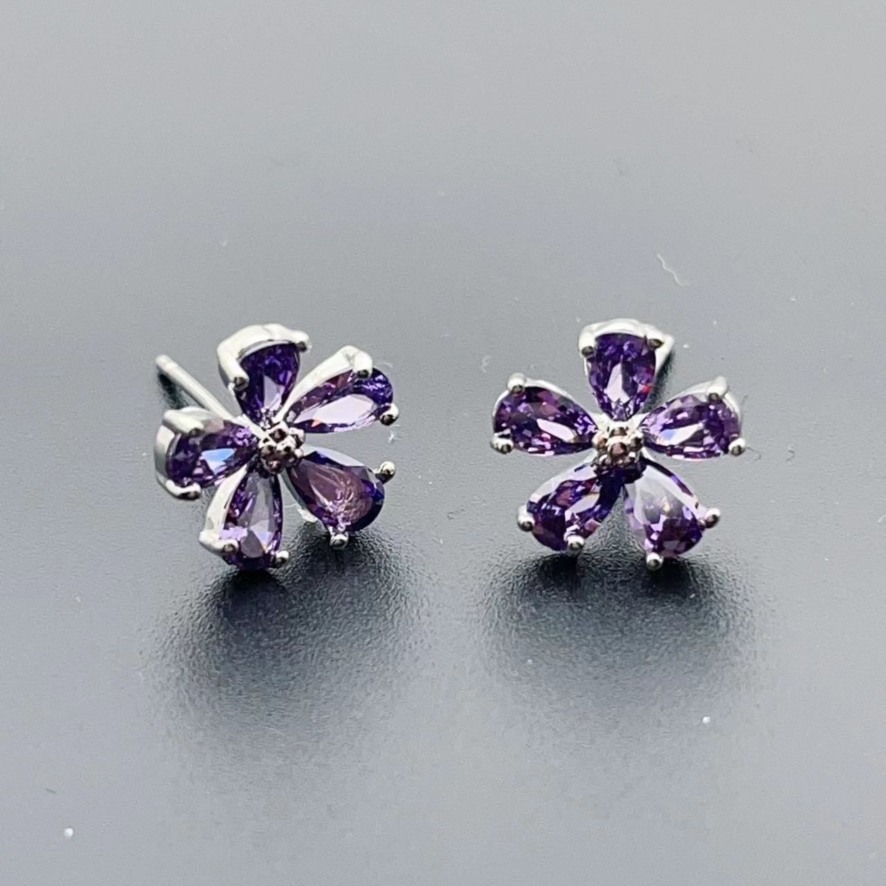 Heart-shaped four-leaf flower, water drop sunflower, zircon stud earrings, women's niche design sense, simple and elegant earrings wholesale supply Application Scenario