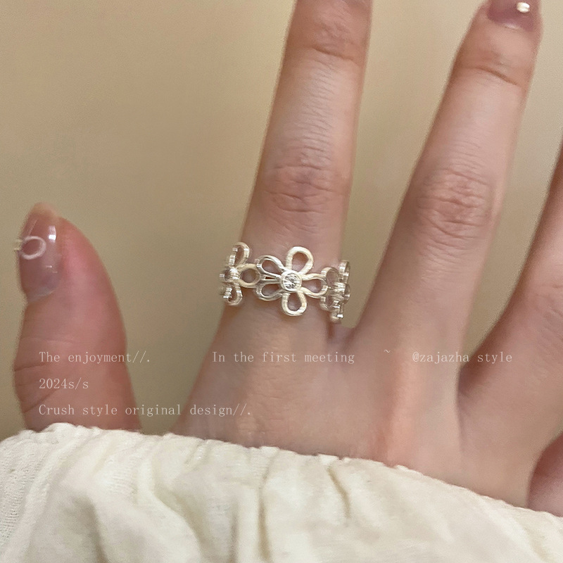Kimoj's New Pearl Flower Opening Ring For Women Exudes An Exaggerated Sense Of Light Luxury And High-End. It's A Cold And Niche Design Ring For Best Friends' Index Fingers Specification drawing