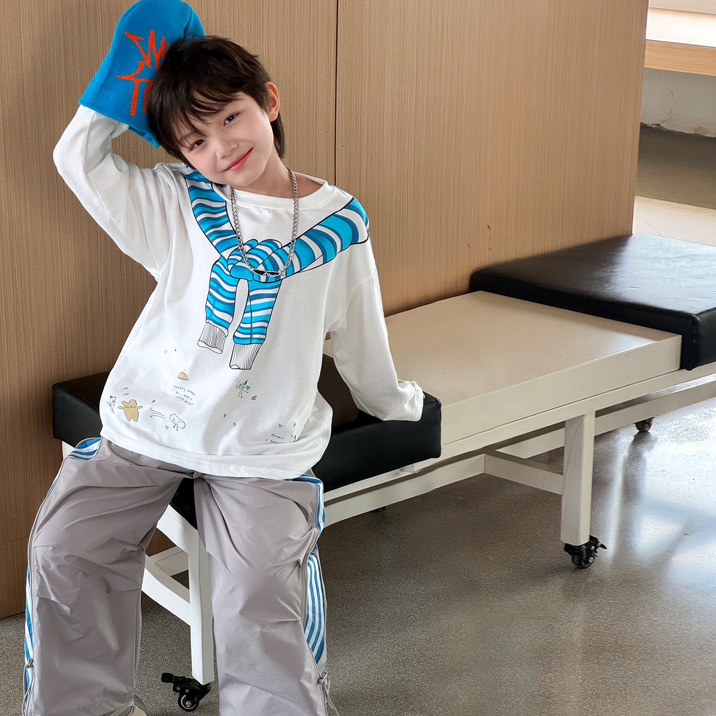 Wan Tu 2025 Boys' Autumn Edition Fashionable blue shawl printed Children's base shirt, stylish round-neck children's T-shirt, trendy Item Picture