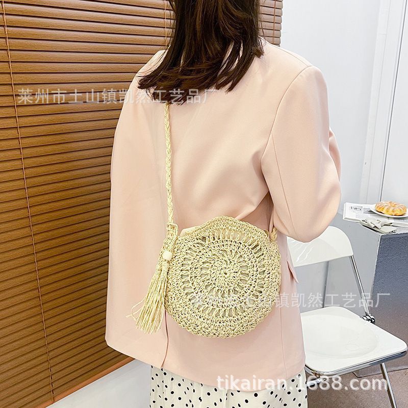 Ins New Fringe Straw Bag Single Shoulder Casual Paper Rope Big Flower Braided Bag Beach Women Bag Application Scenario