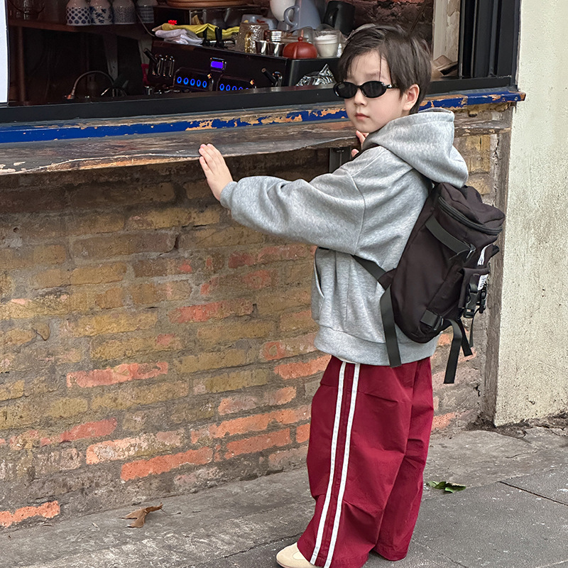 Aimobeibei's cool and loose top for boys in the autumn of 2024 is a Korean-style hooded sweatshirt for children Application Scenario