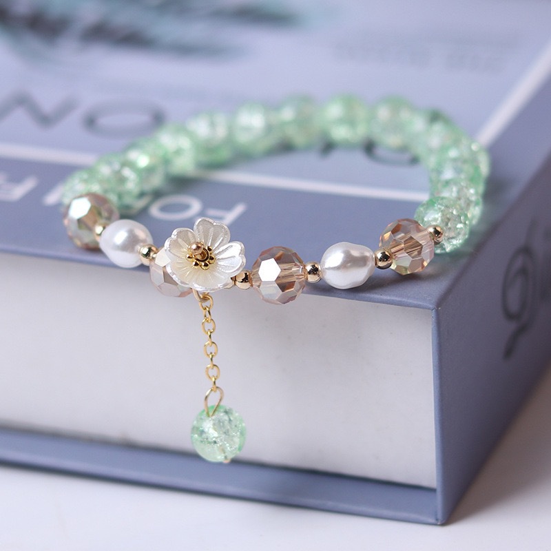 Cross-border best-selling creative flower pendant beaded bracelet, fresh and colorful jewelry, flower crystal student campus bracelet Application Scenario