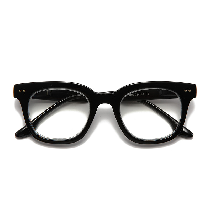 Factory direct sales of new anti-blue light reading glasses for men and women, high-definition reading glasses for playing with mobile phones, reading glasses for near vision, and glasses for middle-aged and elderly people Application Scenario