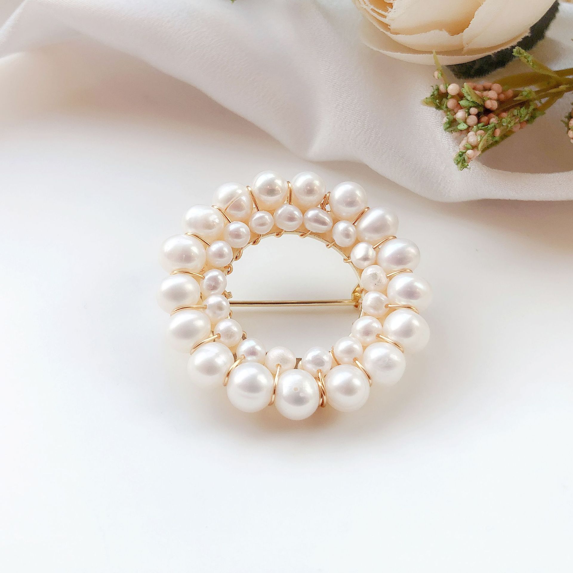Broche de perlas de moda simple doble forma de anillo personalidad simple se puede combinar con todo tipo de ropa alta clase y elegante