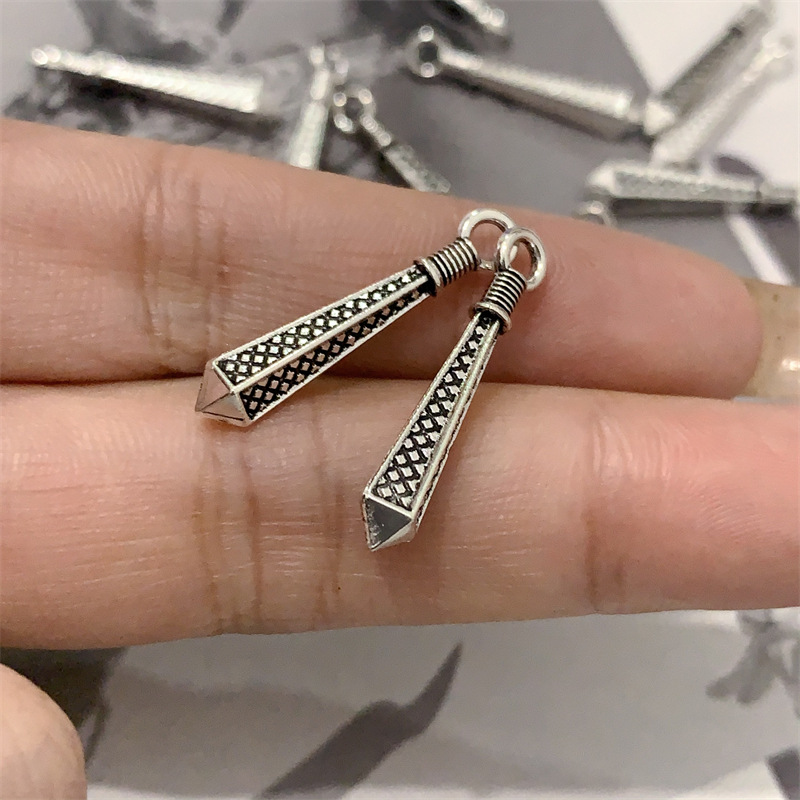 DIY zinc alloy jewelry accessories, retro geometric diamond-shaped pendants, necklaces, bracelets, keychains, pendants Application Scenario