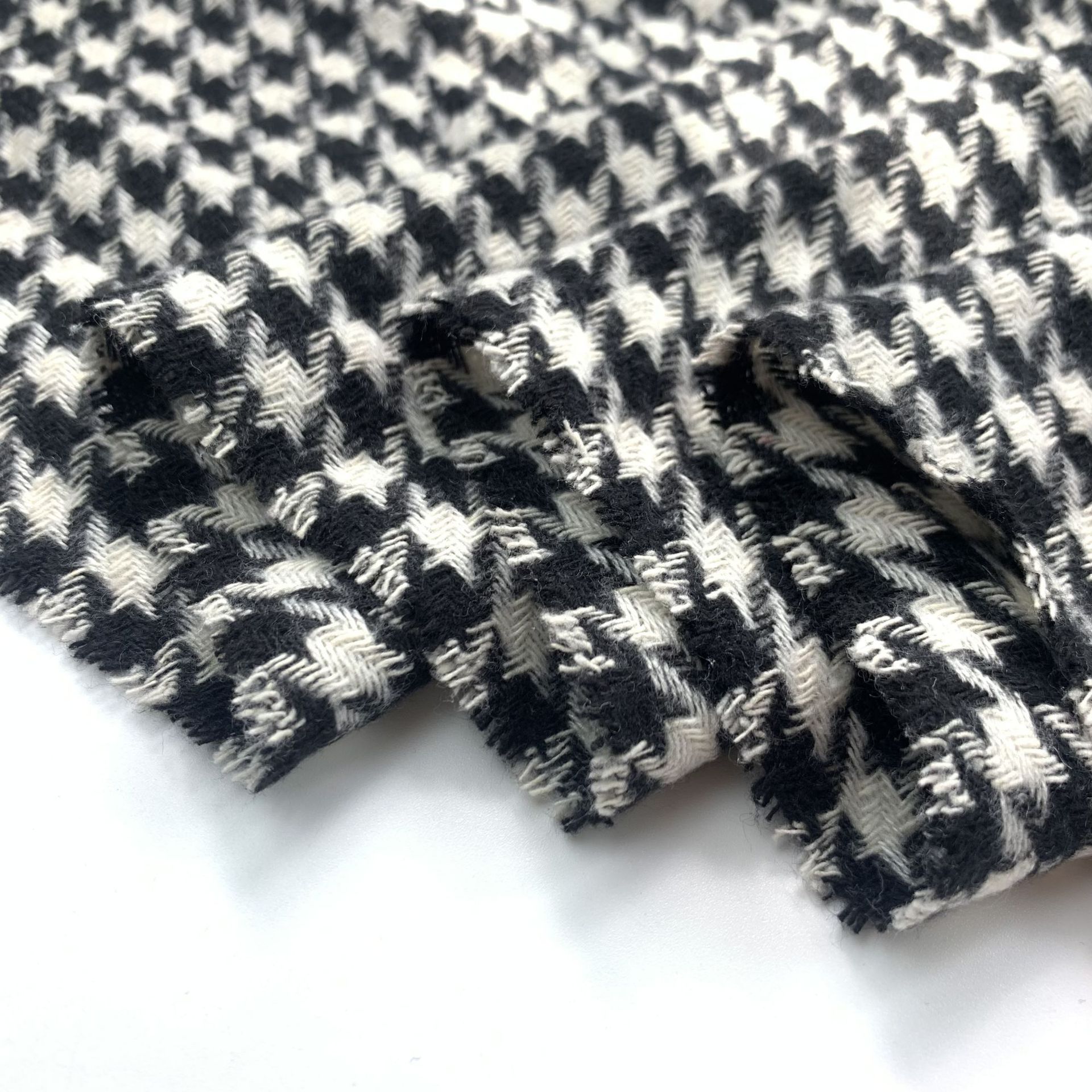 الربيعية البيضاء البيضاء والسوداء التي تزخر بها الفتاة ذات الوشاح الكروي Item Picture