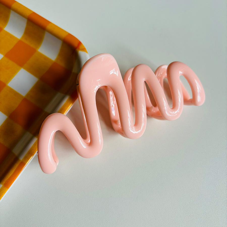 Dopamine-colored wavy hairpin for women with abundant summer hair, shark clip 2024 new style hair clip for the back of the head Application Scenario