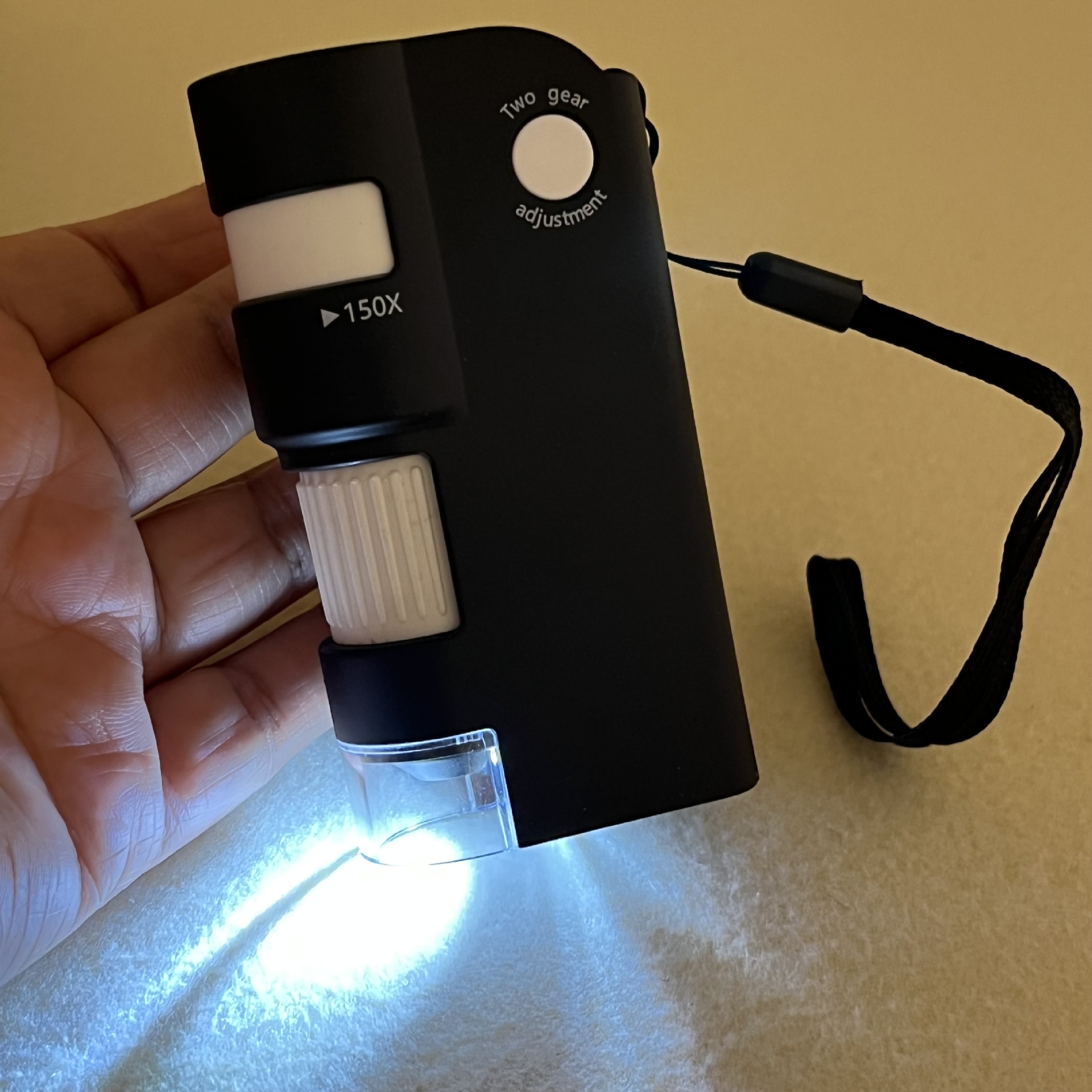 Amazon's new 80-150x mini high-definition microscope magnifying glass with LED light HT6701-B Application Scenario