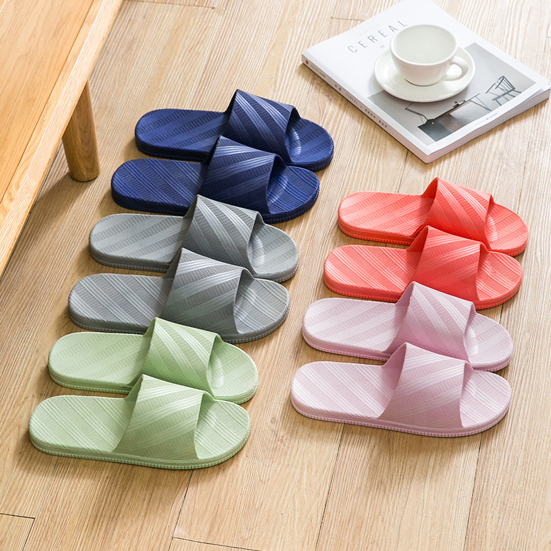 Zapatillas de baño de uso doméstico zapatillas de baño al por mayor interior antideslizante hotel verano plataforma gruesa nueva zapatilla de plástico fresco para hombres pisando la sensación de la basura