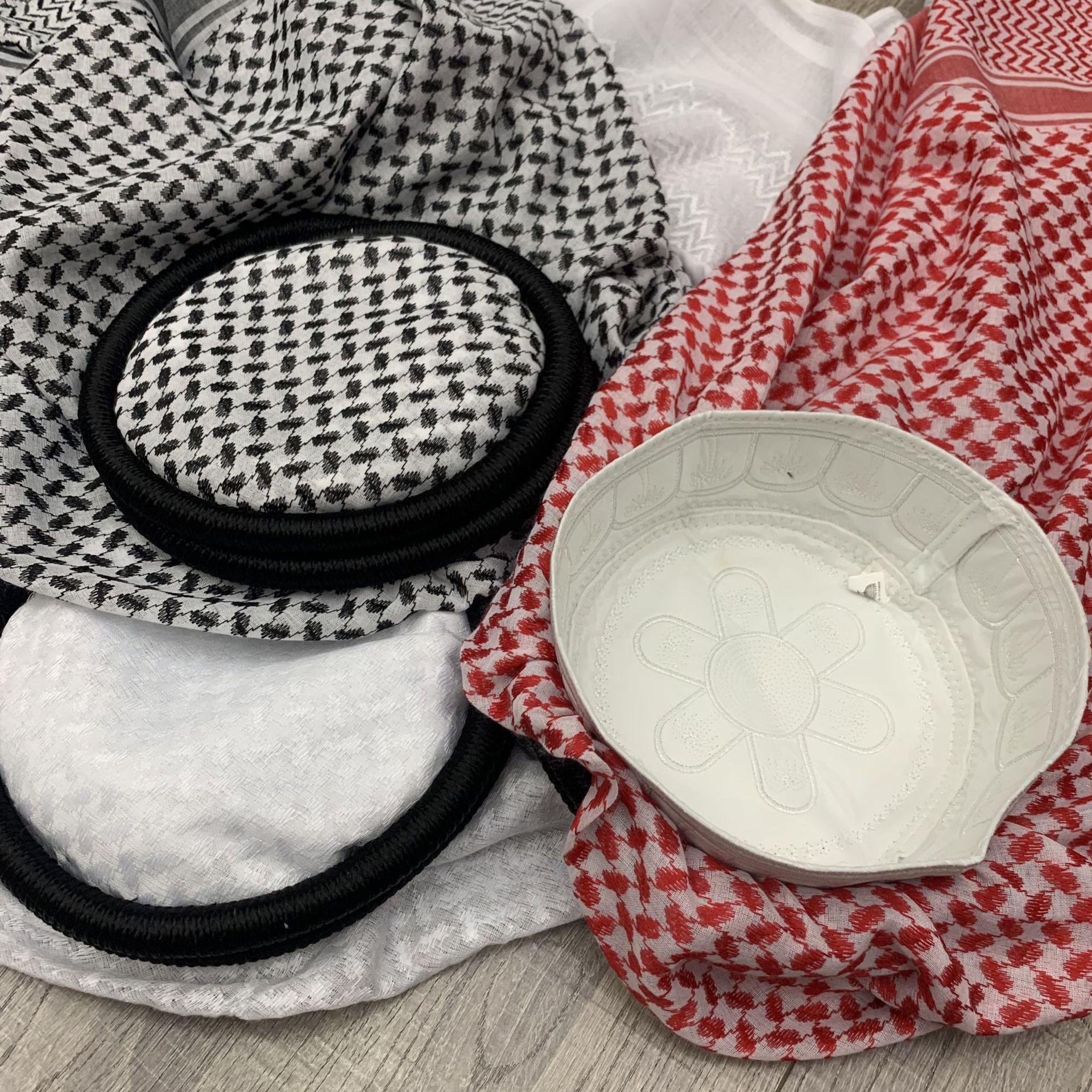 وتوزع عمامة عربية في دبي، المملكة العربية السعودية، وشاح الرأس من الشرق الأوسط، في شكل مجموعة من اللوازم الوطنية للعبادة Item Picture