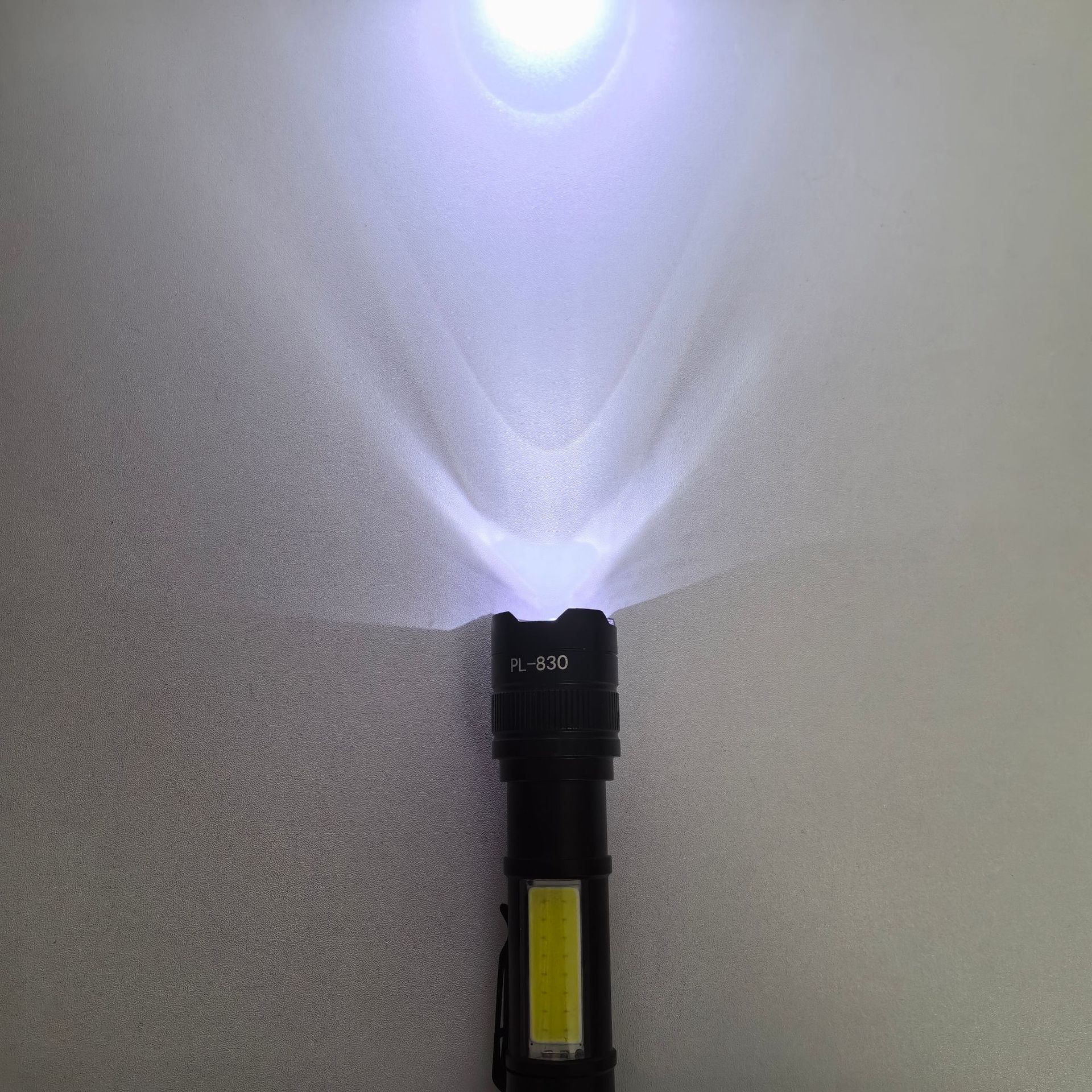 跨境白激光内置电池手电筒华为强光户外充电超亮手电筒变焦远射详情图3