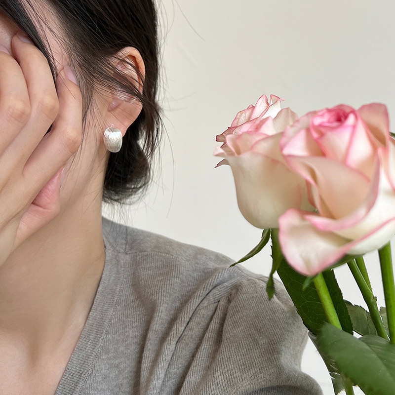 The 2023 new brushed matte teardrop ear buckle is a minimalist and versatile women's earpiece with a niche design and a high-end feel Application Scenario