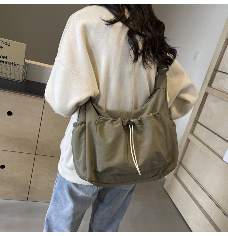 韩版时尚尼龙斜挎包2024新款休闲百搭褶皱单肩包大容量纯色帆布包详情14
