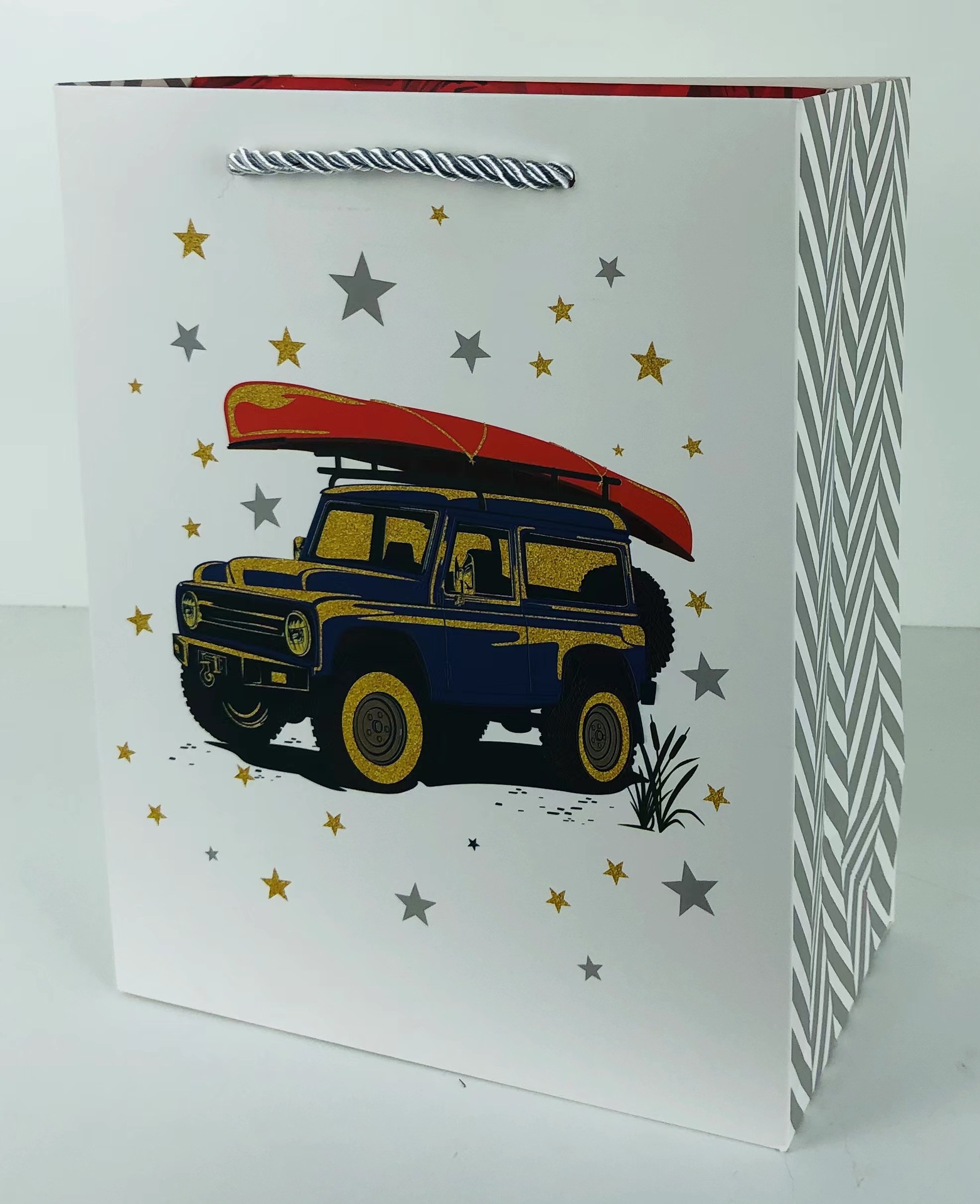 Baisite Packaging's in-stock cartoon white card paper birthday men's personalized and fashionable in-stock paper box gift bag Application Scenario