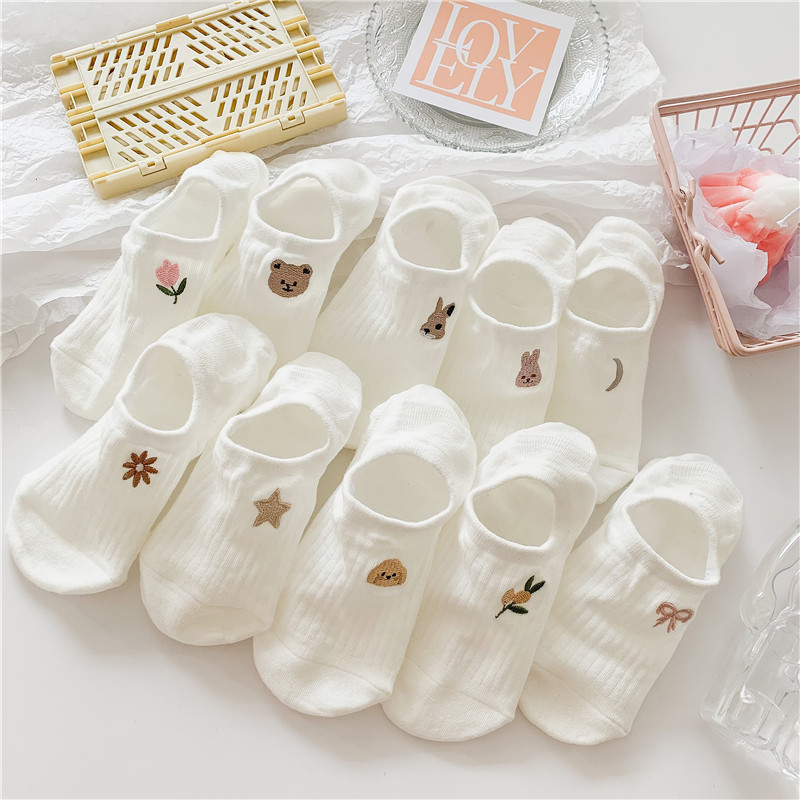 One-piece delivery of white socks for women, summer thin invisible socks, shallow-mouth socks, ins trendy embroidery, cartoon school style, women's boat socks, cotton socks details Picture