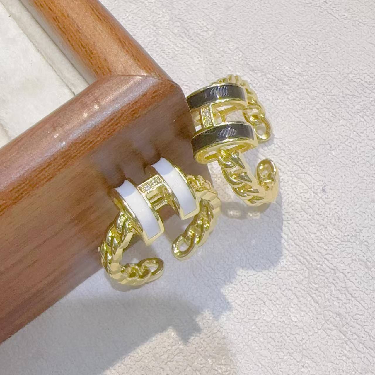 Copper plated with real gold, slightly inlaid zircon H oil, black and white, light luxury, fashionable, individual and creative geometric ring for women
