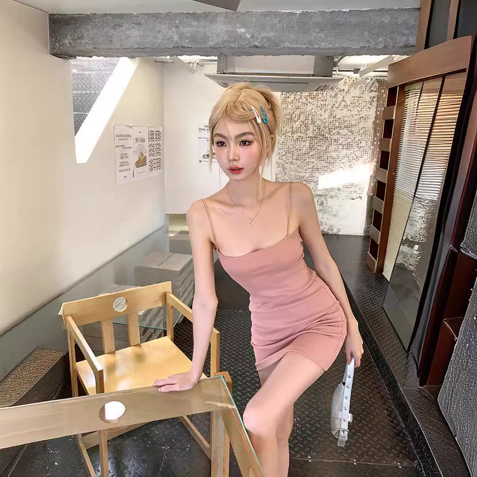 VTMCQ Summer pure Desire Spice Halter dress, feminine charm, slimming and form-fitting. It can be worn as an inner layer or an outer layer, with a strapless and body-hugging dress Specification image