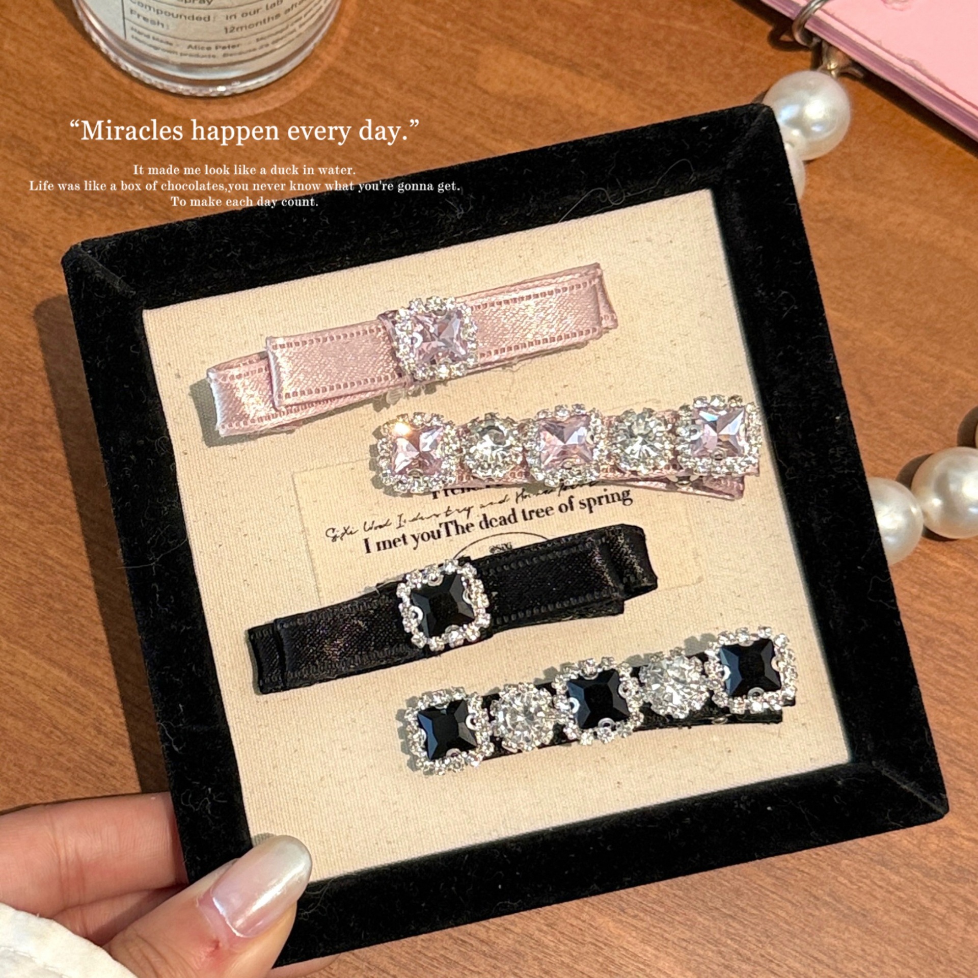 The high-end appearance level of the light luxury diamond hair clip is elegant and versatile. The full diamond duckbill clip is sweet and cool with a touch of gold. The bangs clip is a water diamond hair accessory Application Scenario