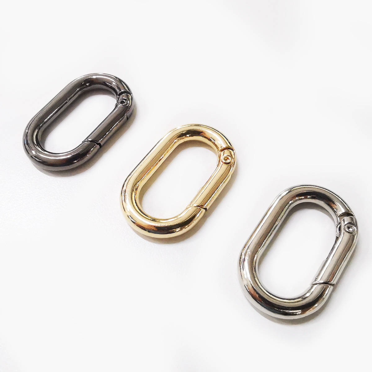 Cross-border supply of in-stock spring coils for bags, clothing, hardware accessories, luggage, open rings, oval spring buckles Application Scenario