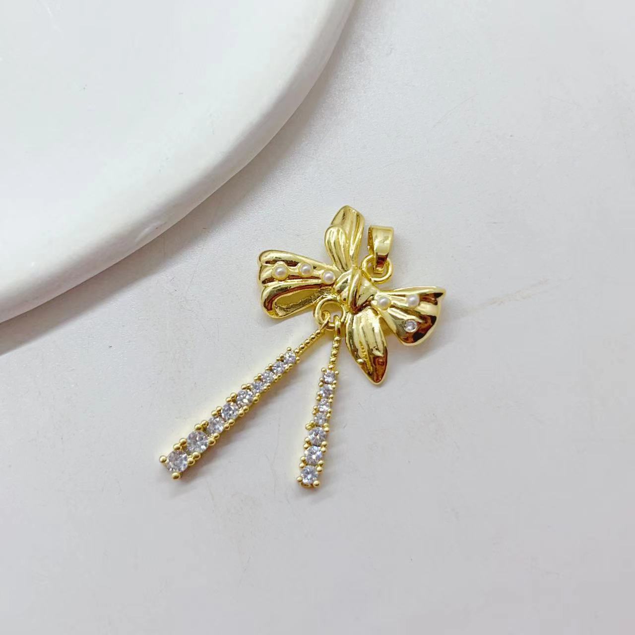 A new copper-plated real gold, slightly inlaid zircon, light luxury, individual, fashionable and versatile inS-style bow pendant Application Scenario