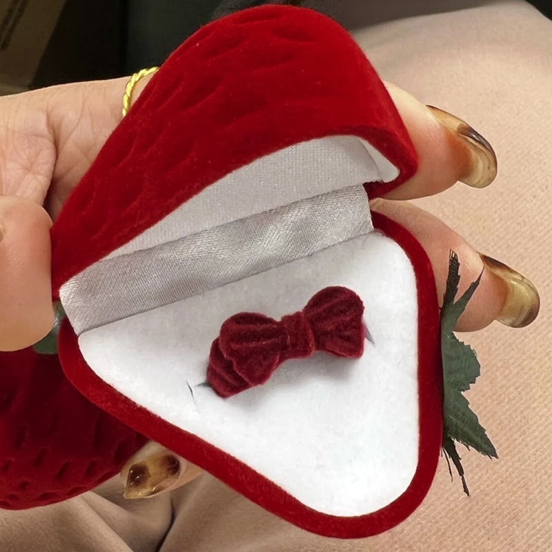 Douyin's best-selling strawberry ring box, cartoon creative mini proposal jewelry box, storage box, cute gift box wholesale Specification drawing
