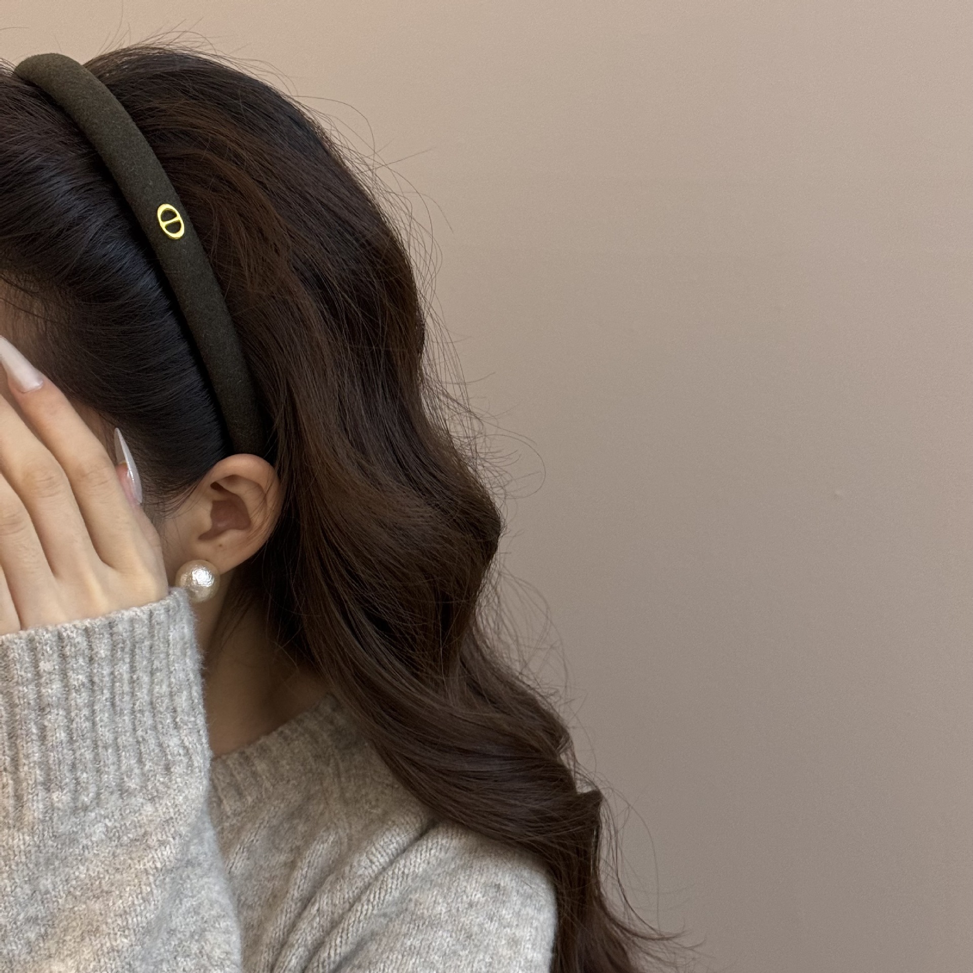 The retro and simple narrow version of the gold label letter headband is a versatile and elegant daily fashion hair accessory for women pic 10