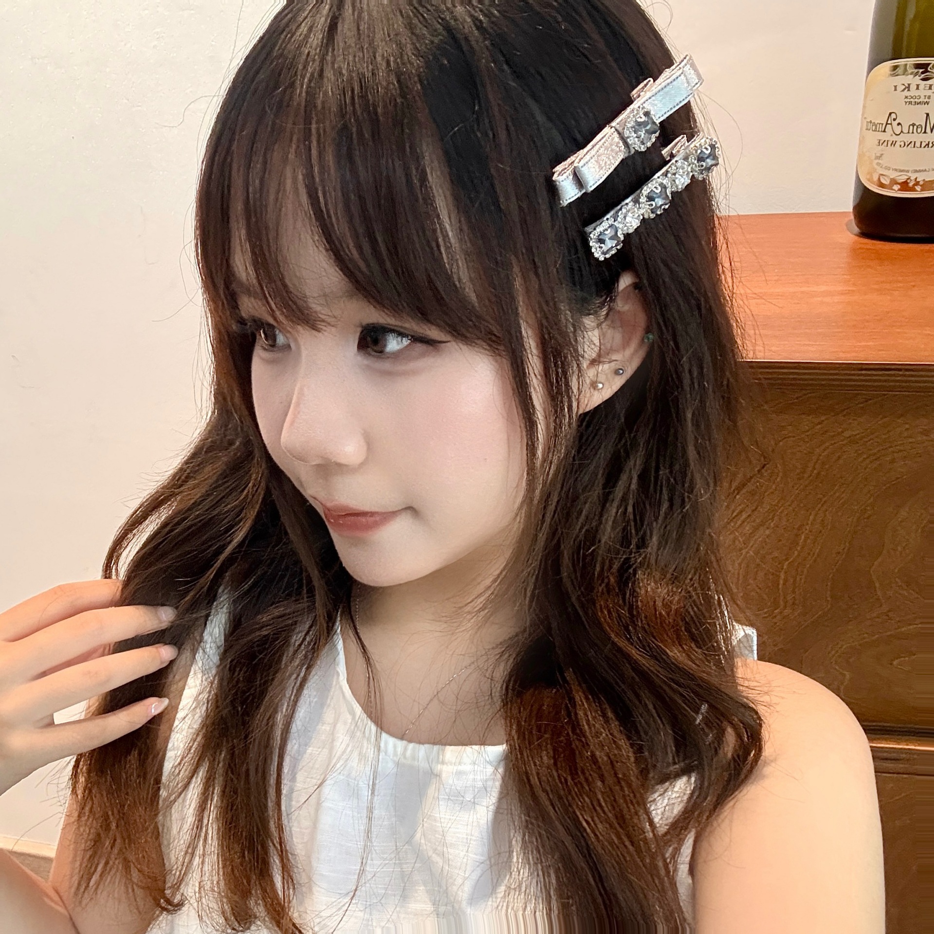 The high-end appearance level of the light luxury diamond hair clip is elegant and versatile. The full diamond duckbill clip is sweet and cool with a touch of gold. The bangs clip is a water diamond hair accessory pic 6